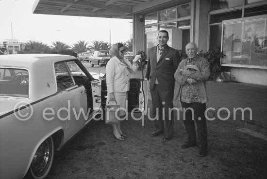 Pablo Picasso, Jacqueline and chauffeur? Visit of Dr. René-Albert Gutmann, who recommended that Pablo Picasso had to undergo surgical intervention. Pablo Picasso\'s Lincoln Continental 1963. Nice Airport 1965. - Photo by Edward Quinn