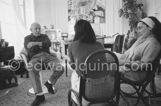 Pablo Picasso, Jacqueline and Lucia Bosè, wife of Dominguin. Mas Notre-Dame-de-Vie, Mougins 1966. - Photo by Edward Quinn