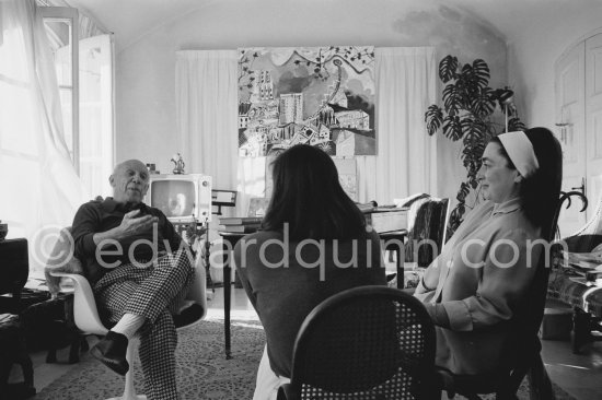 Pablo Picasso, Jacqueline and Lucia Bosè, wife of Dominguin. Mas Notre-Dame-de-Vie, Mougins 1966. - Photo by Edward Quinn
