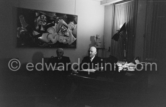 Daniel-Henry Kahnweiler and not yet identified person in his office at the Galerie Louise Leiris. Paris 1968. - Photo by Edward Quinn