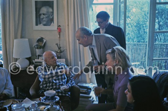 Pablo Picasso, Roland Penrose in the background. Not identified persons. Mas Notre-Dame-de-Vie, Mougins 1970. - Photo by Edward Quinn