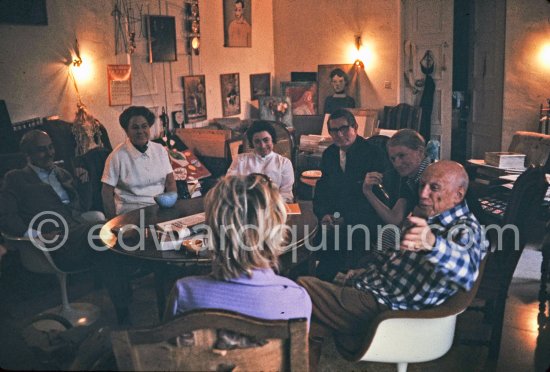 Anna Maria Torra Amat, wife of Spanish publisher Gustavo Gili, Jacqueline, Roland Penrose, Pablo Picasso and unknown visitors at Mas Notre-Dame-de-Vie, Mougins 1970. - Photo by Edward Quinn