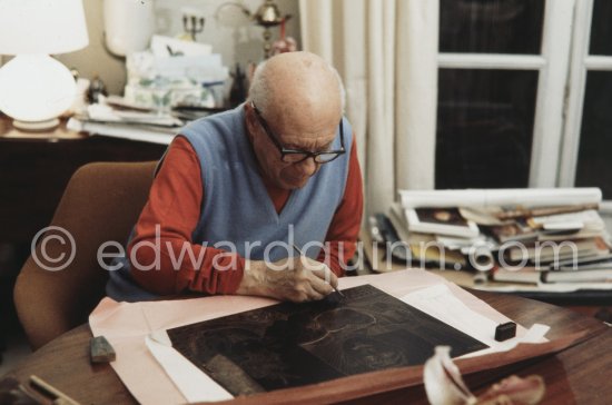 Pablo Picasso working on the etching "Les coulisses du tableau: odalisque et peintre", 1970. Mas Notre-Dame-de-Vie, Mougins 1970. This photo sequence was made during the making of Quinn’s film "Pablo Picasso l\' homme et son oeuvre". "When Pablo Picasso was eighty-nine he asked Quinn to film him making a drypoint in order to demonstrate the steadiness of his hand". (Quinn in conversation with Marilyn McCully 1983) - Photo by Edward Quinn