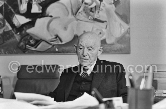 Daniel-Henry Kahnweiler in his office at the Galerie Louise Leiris. Paris 1972. Behind him "Les dormeurs" by Picasso. - Photo by Edward Quinn
