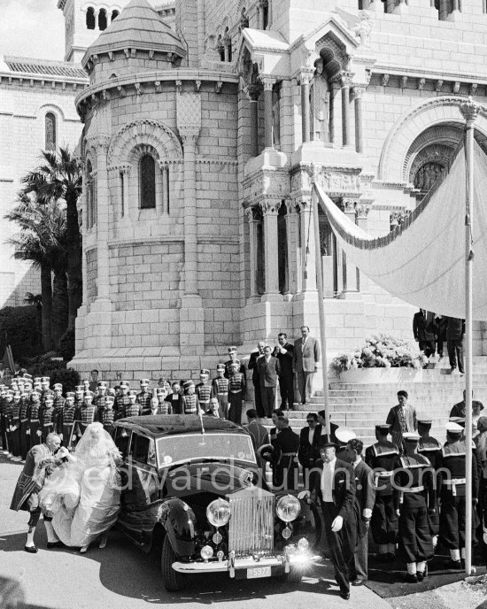 Wedding of Prince Rainier and Grace Kelly, Monaco Ville 1956. Car: Rolls-Royce Silver Wraith, Limousine by H.J. Mulliner. Detailed info on this car by expert Klaus-Josef Rossfeldt see About/Additional Infos. - Photo by Edward Quinn