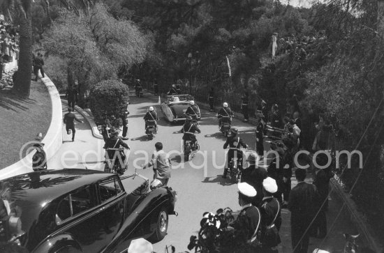 Wedding of Prince Rainier and Grace Kelly, Monaco Ville 1956. Cars: Rolls-Royce Silver Wraith, Limousine by H.J. Mulliner and 1953 Rolls-Royce Silver Wraith, #WVH74, Allweather Tourer Hooper. Detailed info on these cars by expert Klaus-Josef Rossfeldt see About/Additional Infos. - Photo by Edward Quinn