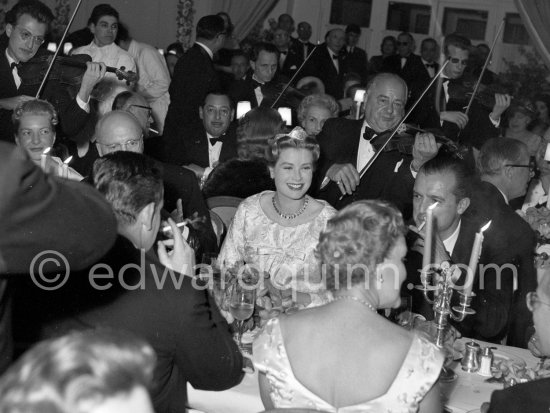 Princess Grace, her last outing before her second maternity, on the left Prince Pierre, on the right her doctor Dr. Donat, opposite Prince Rainier "Bal de la Rose" gala dinner at the International Sporting Club in Monte Carlo, 1958. (Grace Kelly) - Photo by Edward Quinn
