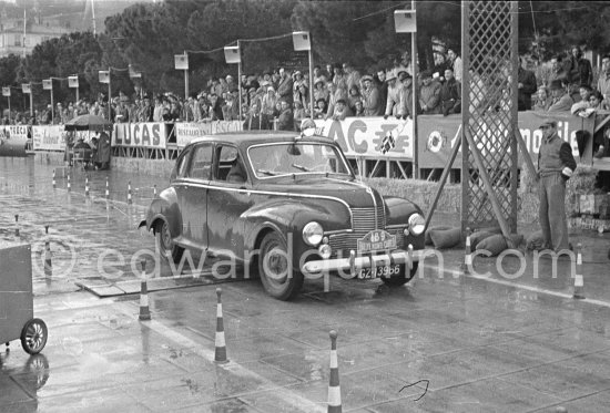 N° 189 Waltmann / Galjaard on Jowett undergoing the breaking and starting test. Cars will have to accelerate as fast as possible for 200 metres from a standing start, and then pull up in the shortest possible distance, for the cars have to keep a line between the axles. Rallye Monte Carlo 1951. - Photo by Edward Quinn