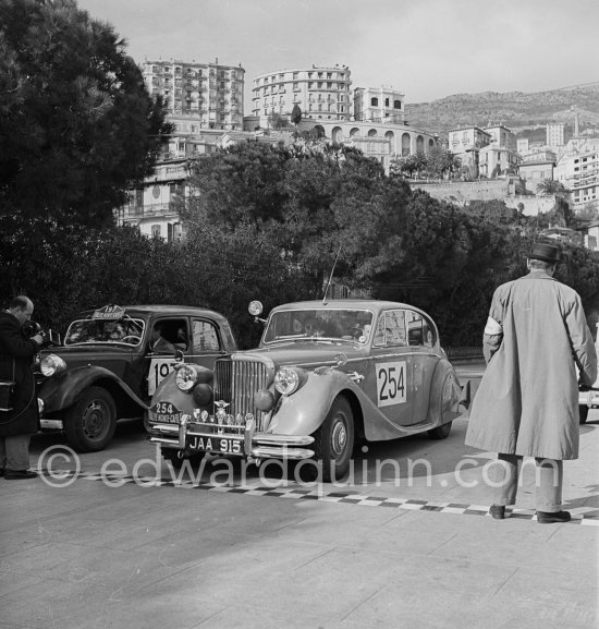 N° 197 Gautruche / Girlet on Citroën Traction Avant and N° 254 Waring /Wadham on Jaguar Mark V taking part in the regularity speed test on the circuit of the Monaco Grand Prix. Rallye Monte Carlo 1951. - Photo by Edward Quinn