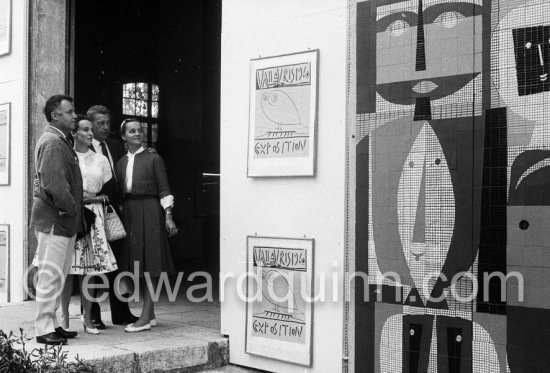 Rod Steiger and Claire Bloom (and not yet identified couple), ceramic exhibition, Vallauris 1960 - Photo by Edward Quinn