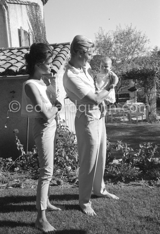 The Earl of Suffolk and his wife with their baby. Antibes 1961. - Photo by Edward Quinn