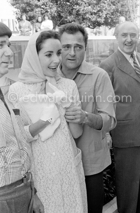 Liz Taylor and Mike Todd. A large lion cub was one of the more exotic guests invited by Mike Todd to the gala supper he hosted following the screening of "Around the World in 80 Days". Cannes 1957. - Photo by Edward Quinn