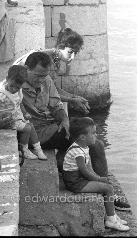 Michael Todd and Liz Taylor with her two sons from her second marriage with Michael Wilding, Michael and Christopher Wilding. Beaulieu-sur-Mer 1957. - Photo by Edward Quinn