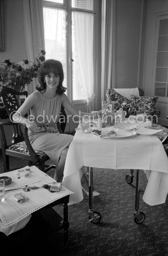 Natalie Wood came to the Cannes Film Festival in 1962 with her boyfriend Warren Beatty so as to keep him company. Carlton Hotel, Cannes 1962. - Photo by Edward Quinn