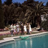 From left: John Frankenheimer, Angie Dickinson, Begum Aga Khan, Warren Beatty, Natalie Wood. Visit at Villa Yakymour, Le Cannet 1962. - Photo by Edward Quinn