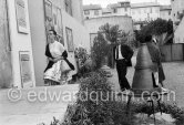 Claire Bloom (and not yet identified person), ceramic exhibition, Vallauris 1960 - Photo by Edward Quinn