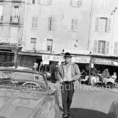 Yul Brynner back from an aperitif at "Le Bateau ivre". To remain unrecognised he kept his soft felt hat on. Saint-Tropez 1959. Car: 1959 Mercedes-Benz 300 SL Roadster. - Photo by Edward Quinn