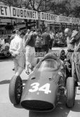 Richie Ginther (with hat), (34) rear engined "motore posteriore" experimental Ferrari 246/60/MP. On the left Graham Hill, Bruce McLaren and Joakim Bonnier. Monaco Grand Prix 1960. - Photo by Edward Quinn