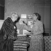 La Belle Otéro (right), a dancer, singer and a "demie-mondaine" of "La Belle Epoque", was still alive in the fifties. With her is Mrs Earle, English lady who offered Otero financial help with money she won at the casino. Nice 1954. - Photo by Edward Quinn