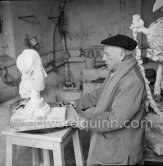 Pablo Picasso with the sculpture "Tête de femme". Le Fournas, Vallauris 1953. - Photo by Edward Quinn