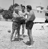 Pablo Picasso, Paulo Picasso and Georges Ulmer (singer). Restaurant Tetou. Golfe-Juan 1954. - Photo by Edward Quinn