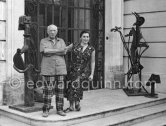 Pablo Picasso and Jacqueline at the entrance of La Californie. Jacqueline is wearing a dress with printed motifs of a Pablo Picasso work. La Californie, Cannes 1956. - Photo by Edward Quinn