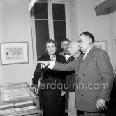 Lady (not yet identified) with a pendent by Pablo Picasso. Pablo Picasso at a private viewing of his book illustrations in the Matarasso gallery in Nice. With Henri Matarasso. "Pablo Picasso. Un Demi-Siècle de Livres Illustrés". Galerie H. Matarasso. 21.12.1956-31.1.1957. Nice 1956. - Photo by Edward Quinn