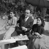 Edward G. Robinson and two Spanish actresses at the property of french painter Jean-Gabriel Domergue during the Cannes Film Festival 1952. - Photo by Edward Quinn