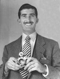 Edward Quinn mit seiner Leica III... 