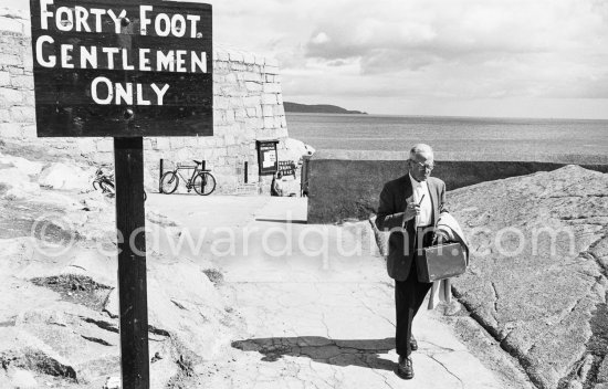 The Forty Foot gentlemen\'s swimming place. Dublin 1963. - Photo by Edward Quinn