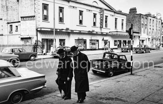 Pearse Street, formerly Great Brunswick Street. Embassy Cinema. Dublin 1963. Published in Quinn, Edward. James Joyces Dublin. Secker & Warburg, London 1974. - Photo by Edward Quinn
