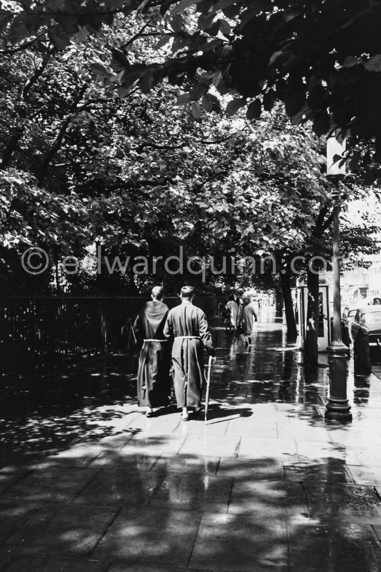 The street alongside Stephen\'s Green. Dublin 1963. Published in Quinn, Edward. James Joyces Dublin. Secker & Warburg, London 1974. - Photo by Edward Quinn