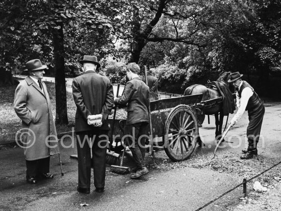 Inside St. Stephen\'s Green. Dublin 1963. Published in Quinn, Edward. James Joyces Dublin. Secker & Warburg, London 1974. - Photo by Edward Quinn