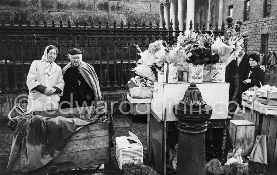 Flower staff. Nelson Pillar, GPO in the background. Dublin 1963. - Photo by Edward Quinn