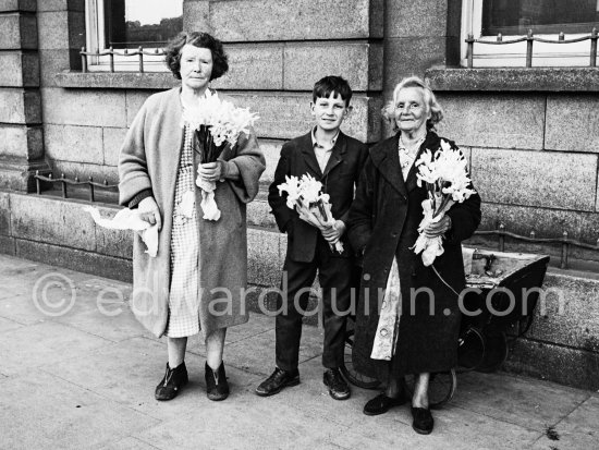 Flowers for St Patrick\'s Day. Arran Quay. Dublin 1963. - Photo by Edward Quinn