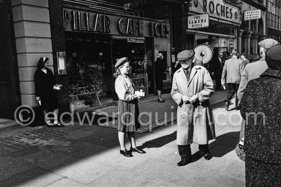 Girls selling badges for St Patrick\'s Day. O\'Connell street. Dublin 1963. - Photo by Edward Quinn