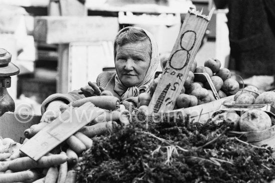 Moore Street\'s market. Dublin 1963. - Photo by Edward Quinn