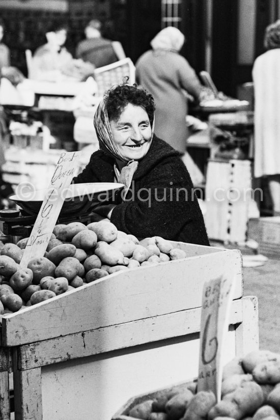 Moore Street\'s market. Dublin 1963. - Photo by Edward Quinn