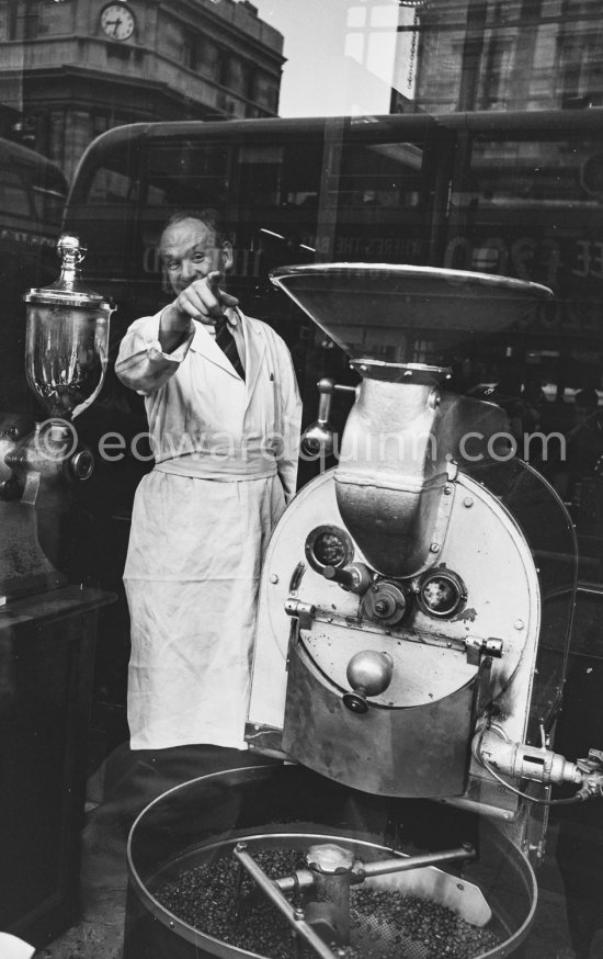 Coffee roastery. Dublin 1963. - Photo by Edward Quinn