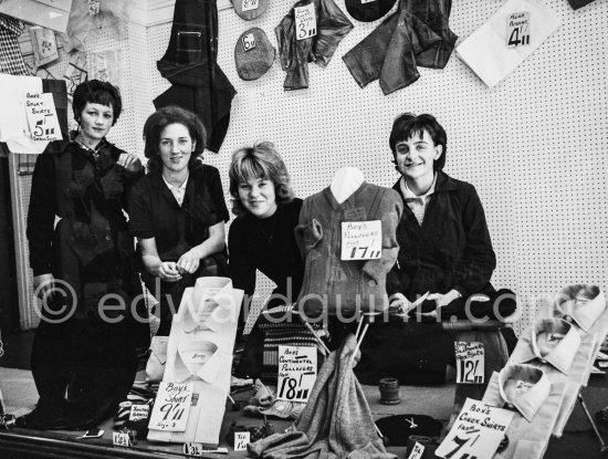 Clothes saleswomen. Dublin 1963. - Photo by Edward Quinn