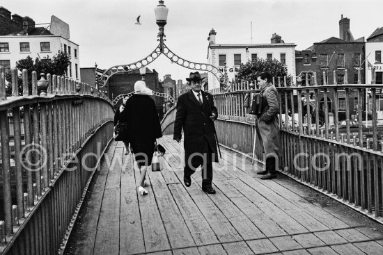 Blind musician. Ha\'Penny Bridge. Dublin 1963. - Photo by Edward Quinn