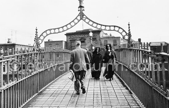 Ha\'penny Bridge. Dublin 1963. - Photo by Edward Quinn