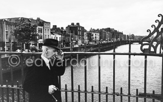 The Metal Bridge over the River Liffey. Dublin 1963. Published in Quinn, Edward. James Joyces Dublin. Secker & Warburg, London 1974. - Photo by Edward Quinn