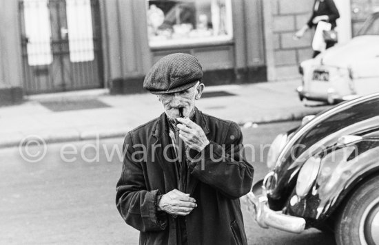 A citizen of Dublin at Arran Quay. Dublin 1963. Published in Quinn, Edward. James Joyces Dublin. Secker & Warburg, London 1974. - Photo by Edward Quinn