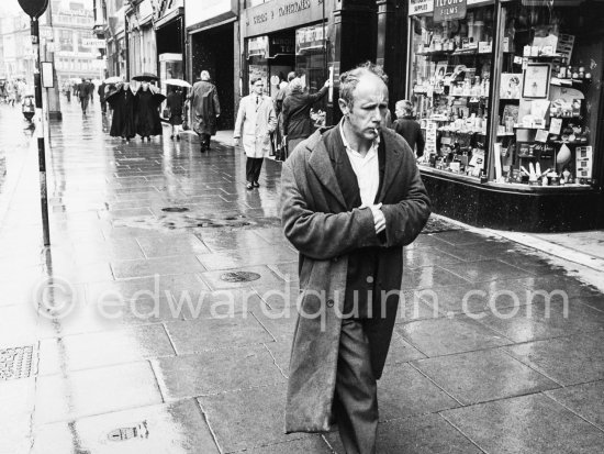 Westmoreland Street. Dublin 1963. Published in Quinn, Edward. James Joyces Dublin. Secker & Warburg, London 1974. - Photo by Edward Quinn