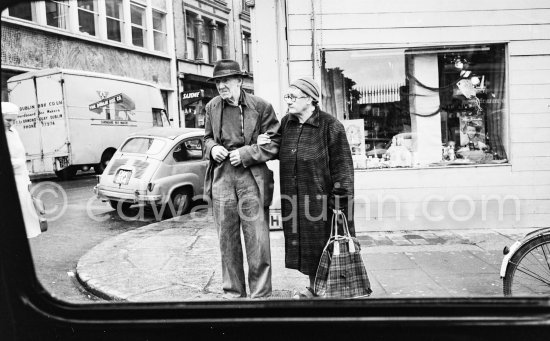 Bolton Street. Dublin 1963. Published in Quinn, Edward. James Joyces Dublin. Secker & Warburg, London 1974. - Photo by Edward Quinn