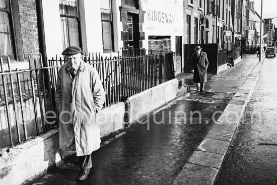 Near the Black Church, Dorset Street. Dublin 1963. Published in Quinn, Edward. James Joyces Dublin. Secker & Warburg, London 1974. - Photo by Edward Quinn