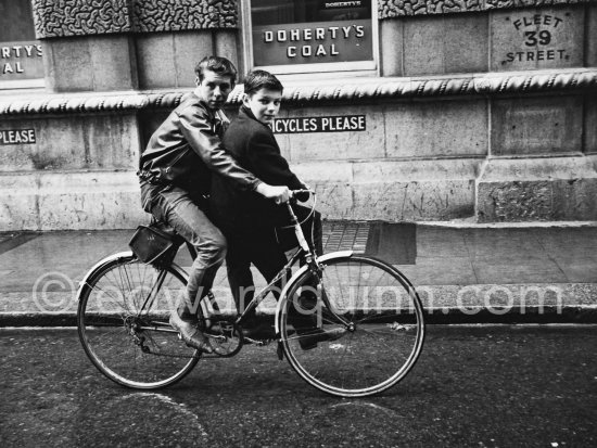 Fleet Street. Dublin 1963. - Photo by Edward Quinn