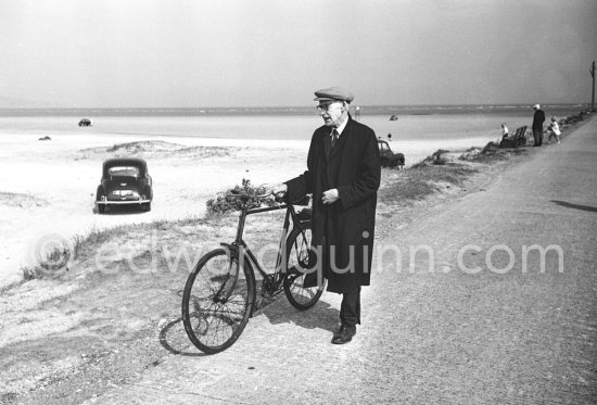 At the beach. Dublin 1963. - Photo by Edward Quinn