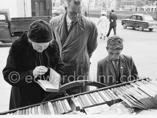 A secondhand bookstall at Bachelors\' walk Dublin 1963. - Photo by Edward Quinn